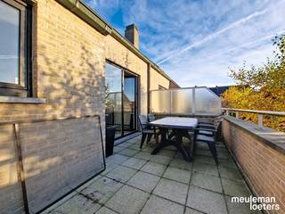 Gelegen op wandelafstand van het commerciële centrum van Sijsele, vindt u dit lichtrijk appartement met terras.<br /><br />Dit appartement bestaat uit: een inkomhal met toilet, een lichtrijke leefruimte met toegang tot een ruim terras, een open ingerichte keuken voorzien van elektrische kookplaat, dampkap, oven, koelkast en dubbele spoelbak, een ruime berging, één slaapkamer en een badkamer met lavabo en ligbad.<br /><br />Bij dit appartement hoort een autostaanplaats (nr. 4). <br />Het appartement geniet een gunstige ligging nabij verschillende winkels, diensten en openbaar vervoer.