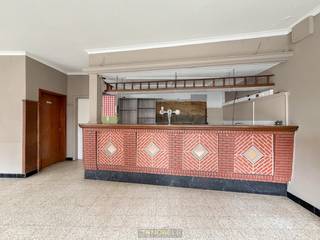 1ste bezoekdag zaterdag 2 mei! Inschrijven kan via www.nobels.be onder referentienummer 4340104.VEELZIJDIGE WONING met GEMENGDE FUNCTIE, gelegen in...