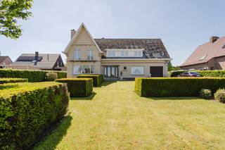 Dans la Scheldestraat à Otegem, quartier résidentiel mais rural, nous trouvons cette villa très spacieuse à vendre, à rénover. <br />Grâce à son emplacement central à proximité de différentes routes d'accès et à sa vue sur la verdure, il offre une excellente opportunité de rénovation. <br />Profitez du soleil du soir dans le grand jardin. <br /><br />Disposition : <br />- hall d'entrée spacieux avec toilettes invités<br />- un espace de vie lumineux avec vue sur la verdure à l'avant et à l'arrière<br />- cuisine spacieuse avec vue sur le jardin<br />- rangement pratique au sous-sol<br />- 1 chambre au rez-de-chaussée<br />- salle de bureau/salle polyvalente à l'avant<br />- 4 chambres spacieuses à l'étage<br />- salle de bain avec baignoire, double vasque et toilettes<br />- accès au grenier<br /><br />Avantages : <br />- emplacement résidentiel et verdoyant<br />- jardin ensoleillé, soleil du soir sur la terrasse<br />- volumes résidentiels spacieux, nombreux potentiels de rénovation<br />- de nombreuses places de stationnement sur place<br /><br />Vous voulez en savoir plus ? <br />Contactez Valentine Duquesne (0493/25 32 62) pour plus d'informations ou pour une visite sur place. <br /><br />Ce bien est soumis à l'obligation de rénovation imposée par le gouvernement flamand pour les bâtiments résidentiels (sauf en cas de démolition dans les 5 ans suivant l'achat). Pour plus d'informations, veuillez consulter le site web de l'Agence flamande de l'Énergie et du Climat via https://www.vlaanderen.be/een-woning-kopen/renovatieverplichting-voor-residentiele-gebouwen<br /><br />Registre des mesures: non