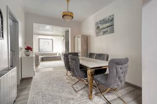<p>Charmante rijwoning in Willebroek, gelegen in een rustige straat nabij de vaart.</p><p><br /></p><p>Deze woning uit combineert karakter met een praktische indeling en een aangename ligging in Willebroek. De rustige straat zorgt voor een aangename woonomgeving, terwijl winkels, openbaar vervoer en het treinstation vlot bereikbaar zijn. Binnen beschikt de woning over drie slaapkamers, ideaal voor gezinnen of wie extra ruimte wenst voor een bureau of hobbykamer. De gezellige tuin en het terras vormen een fijne buitenruimte om te ontspannen. Dankzij de functionele indeling en de aanwezige veranda geniet u bovendien van extra leefcomfort.</p><p><br /></p><p>Belangrijkste ruimtes:<br />• Inkomhal met toegang tot de leefruimtes<br />• Gezellige living met aangename lichtinval<br />• Functionele keuken met aansluitende berging<br />• Veranda met zicht op de tuin<br />• Badkamer met praktische indeling<br />• Apart toilet<br />• 3 slaapkamers met diverse indelingsmogelijkheden<br />• Kelder voor extra stockage<br />• Terras en aangename tuin</p><p><br /></p><p>Troeven:<br />• Gelegen in een rustige straat nabij de vaart<br />• Aangename tuin en terras om van het buitenleven te genieten<br />• 3 volwaardige slaapkamers</p><p><br /></p><p>Neem vandaag nog contact op voor een bezoek.</p><p><br /></p><p>JOUW DROOMHUIS. ZO GEVONDEN!</p>