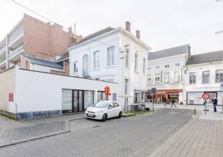 Ontdek dit unieke handelshuis in het <strong>commerciële hart van Sint-Niklaas</strong>! Bij aankomst valt meteen de grandeur van dit <strong>majestueus herenhuis</strong> op. Met zijn <strong>strategische hoekligging</strong> is dit de ideale plek om voorbijgangers te verleiden tot een bezoek aan uw zaak. Een herenhuis die <strong>pure klasse en stijl </strong>uitstraalt, een <strong>ongeëvenaarde kans voor ondernemers en investeerders</strong>.<br /><br />De Stationsstraat is hét commerciële hart van Sint-Niklaas, met een constante stroom van shoppers, bezoekers en lokale bewoners. Uw zaak bevindt zich op slechts <strong>een steenworp van het station en de Markt</strong>, wat zorgt voor extra passage en een <strong>groot bereik</strong>. Daarnaast ligt het in de directe nabijheid van andere succesvolle winkels, gezellige horecazaken en belangrijke diensten.<br /><br />Op het <strong>gelijkvloers </strong>bevinden zich <strong>twee handelspanden </strong>met etalages die zorgen voor een uitstekende zichtbaarheid. <br />Een ijzeren deurtje in de Dr. Verdurmenstraat verbergt een trap die naar een verbazend ruime bovenliggende woonst leidt, <strong>een woonst vol verhalen</strong>. Hier <strong>hoge plafonds, molures, authentieke parketvloeren</strong>. Een statige inkomhal met toilet. Een ruime zithoek, eethoek, keuken en handige berging. Een romantische slaapkamer onder het dak met een badkamer en zichtbare houten balken. <strong>Dit pand ademt charme</strong>.<br /><br />Vele troeven:<br /><strong>Strategische ligging</strong> in een drukke winkelstraat.<br />Authentieke uitstraling en <strong>prachtige architectuur</strong>.<br />Veelzijdige indeling, <strong>geschikt voor handel én wonen</strong>.<br /><strong>Grote investeringswaarde</strong> : de 2 handelspanden en de bovenliggende woonst zijn momenteel verhuurd (samen 2.600€ huurinkomsten).<br /><br />Dit handelshuis<strong> is meer dan een gebouw</strong>. Het is een plek waar ideeën tot leven komen en succes vorm krijgt. Ideaal <strong>voor investeerders die potentieel herkennen</strong>.<br /><br />Interesse gewekt? Aarzel niet langer en neem contact met ons op voor meer informatie of een bezichtiging. Info: 03 502 98 74 - alexandra@claves.be<br /><br /><em>Stationsstraat nr 69: EPC label B - 182m² - watertoets C/C<br />Stationsstraat nr 71: EPC label C - 53m² - watertoets A/A<br />Dr Verdurmenstraat 1: EPC label C (293kWh/m²jaar) - 200m² bruikbare vloeropp<br /><br />Vastgoedinfo in aanvraag</em>