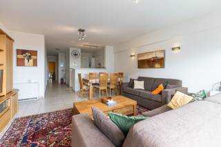 <strong>Gemeubeld appartement met 2 slaapkamers te huur in De Panne</strong><br /><br />Bent u op zoek naar een instapklaar en gemeubeld appartement op een toplocatie voor tweede verblijf? Dan is dit lichtrijke appartement, gelegen in de levendige winkelstraat ideaal voor wie comfortabel wil wonen op wandelafstand van winkels, horeca en alle dagelijkse voorzieningen. Dit appartement biedt ook de mogelijkheid om nog een garage bij te huren. <br /><br /><strong>Indeling</strong><br /><br />Het appartement beschikt over een ruime en zonnige leefruimte met een open, volledig uitgeruste keuken die uitgeeft op een aangenaam terras. Verder zijn er twee volwaardige slaapkamers en twee badkamers: één met een douche en één met een ligbad, wat zorgt voor extra comfort.<br /><br /><strong>Troeven</strong><br /><br />- Mogelijkheid om een garage bij te huren: €125/maand<br />- Gelegen aan de winkelstraat<br />- Te huur als tweede verblijf<br /><br /><br />Interesse?<strong> </strong>Neem gerust contact met ons op voor meer informatie of een bezichtiging.<br /><strong>Contact: </strong>Soraya: soraya@servimoholidays.be / 058/22.41.70