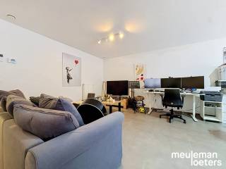 Dit prachtig gelegen appartement in Beernem biedt u comfortabele woonruimte met twee ruime slaapkamers. De lichte leefruimte zorgt voor een warme en gezellige sfeer waar u heerlijk kunt ontspannen.<br /><br />De moderne badkamer met dubbele lavabo en inloopdouche is volledig uitgerust en functioneel ingericht, zodat u dagelijks van comfort kunt genieten. Daarnaast beschikt het appartement over een afgesloten garage, wat extra gemak en veiligheid biedt voor uw voertuig.<br /><br />Dankzij de gunstige ligging in Beernem bent u dichtbij alle noodzakelijke voorzieningen en uitstekende verbindingen naar omliggende steden. Dit appartement combineert praktische indeling met een fijne woonsfeer, perfect om uw nieuwe thuis van te maken.<br /><br />€60 garage<br />€75 provisie A.O.
