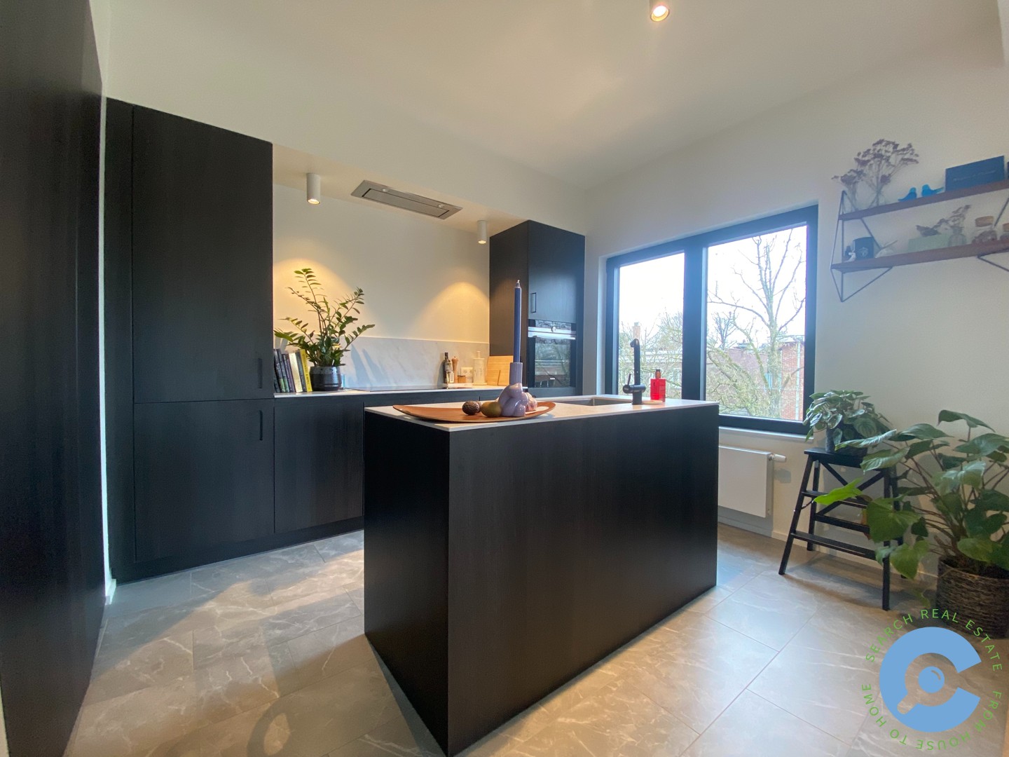 Lichtrijk gerenoveerd twee slaapkamerappartement! - foto 2