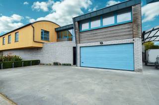 Op een bijzonder gunstige ligging in Gullegem presenteren we u deze uitzonderlijke, karaktervolle vrijstaande woning op een perceel van maar liefst 2.103 m².<br />Een zeldzame opportuniteit in de regio voor wie ruimte (658 m² bewoonbare oppervlakte), comfort en kwaliteit weet te waarderen.<br /><br />Indeling als volgt:<br />Bij het betreden van de woning wordt u verwelkomd in een ruime inkomhal met apart toilet en een praktische vestiaire.<br />Aansluitend treft u een eerste polyvalente ruimte, ideaal als kantoor, hobbykamer of speelruimte.<br /><br />Vervolgens bereikt u de lichtrijke leefruimte, voorzien van een sfeervolle houtoven, die zich harmonieus verbindt met het aangrenzende ruime keukengedeelte.<br />De keuken is volledig geïnstalleerd en uitgerust met alle modern comfort, inclusief een gezellige ontbijthoek met uitzicht op de tuin.<br /><br />Aanpalend bevindt zich een praktische wasplaats met extra bergmogelijkheden, die toegang biedt tot de dubbele inpandige garage.<br />Daarnaast zijn er nog 2 ruime opbergkelders.<br /><br />Op de verdieping bevinden zich in totaal 4 ruime slaapkamers.<br />De master bedroom is een échte parel! Deze is voorzien van een dressing én een ensuite badkamer met dubbele inloopdouche, toilet en stijlvol lavabomeubel.<br /><br />Daarnaast zijn er nog 2 bijkomende badkamers en een apart toilet.<br />Op deze verdieping zijn er ook nog meerdere polyvalente ruimtes die naar wens kunnen ingevuld worden. Fitness, extra slaapkamers, ... alles kan hier werkelijkheid worden!<br /><br />De woning beschikt bovendien over een praktijkruimte van ca. 55 m² met aparte ingang. Ideaal voor vrije beroepen, kantoor of zelfstandige activiteit, volledig los van het privé-woongedeelte.<br />Daarnaast is er ook een atelier/werkplaats van ca. 40 m², wat dan weer extra mogelijkheden biedt voor hobby, opslag of professioneel gebruik.<br /><br />De oprit vooraan biedt plaats aan een vijftal wagens, terwijl een aparte oprit rechtstreeks toegang geeft tot de praktijkruimte.<br /><br />Bovenliggend bevindt zich een volledig afzonderlijk appartement, rolstoeltoegankelijk én voorzien van een aparte ingang.<br />Hier treffen we een gastentoilet, polyvalante ruimte, open leefruimte met geïntegreerde keuken, 1 volwaardige slaapkamer (met aparte dressing of dienst doende als tweede slaapkamer) en een badkamer met inloopdouche, tweede toilet en geïntegreerde wasplaats.<br />Dit maakt deze eigendom uitermate geschikt voor meergeneratiewonen.<br /><br />De tuin is een absoluut pronkstuk! Met veel zorg en smaak aangelegd, voorzien van volwassen beplanting, strakke gazonpartijen en harmonieuze terrassen, ... Zwembad & aangelegd voetbalveld met kunstgras mochten hier uiteraard niet ontbreken.<br />De combinatie van ruimte, privacy en esthetiek maakt van deze tuin een uitzonderlijke buitenbeleving.<br /><br />LEUKE EXTRA'S: elektrische zonnescreens (bovenverdieping), voorzien van zonneboiler & zonnepanelen, vernieuwd dak, ...<br /><br />Onze ref. DEV4795