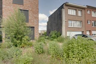 <p><strong>Soms koop je geen huis, maar een toekomst. In de Eksterlaarwijk, één van de groenste en meest geliefde buurten van Deurne, ligt deze bouwgrond klaar voor een nieuw verhaal. Je woont hier vlak bij het Boekenbergpark, met scholen, winkels en openbaar vervoer op wandelafstand. En alsof dat nog niet genoeg is, wordt dit deel van de Kerkhofweg in 2026 omgevormd tot een autoluwe groenstraat en woonerf. Een plek waar kinderen kunnen spelen, buren elkaar ontmoeten en wonen nog nét dat tikkeltje aangenamer wordt. Kom kijken…</strong></p><p> </p><p><strong>Een blanco blad met heel veel potentieel</strong></p><p>Hier krijg je de kans om helemaal vanaf nul te vertrekken. Het perceel biedt ruimte voor een rijwoning met tuin, waarbij een kelder en drie bouwlagen mogelijk zijn. Ook een meergezinswoning behoort tot de mogelijkheden. Een plek waar je dus niet alleen vandaag, maar ook op de lange termijn alle kanten mee uit kan.</p><p> </p><p><strong>Groen dat al jaren zijn werk doet</strong></p><p>De tuin beschikt vandaag al over volwassen bomen die vanaf de lente voor verrassend veel privacy zorgen. Geen kale nieuwbouwtuin waar alles nog moet groeien, maar een groene basis die meteen sfeer en rust brengt.</p><p> </p><p><strong>Slim bekeken</strong></p><p>Ook praktisch zit het goed. Aan de voorzijde zijn een voortuin én een privéparkeerplaats. Bovendien bereik je het perceel ook langs de achterzijde, waar nog een extra parkeerplaats voorzien kan worden, buiten of in een tuinhuis of garage. Handig vandaag én morgen.</p><p> </p><p><strong>Een buurt waar je mee in groeit</strong></p><p>Wat deze plek extra bijzonder maakt, is de omgeving. De nieuwe bewoners in de straat zijn voornamelijk jonge gezinnen, waardoor hier een warme, nieuwe buurt ontstaat waar kinderen samen opgroeien en buren elkaar nog kennen. Voeg daar de toekomstige groenstraat aan toe en je voelt meteen waarom dit zoveel meer is dan alleen een bouwgrond.</p><p>Wie hier bouwt, bouwt niet alleen een woning. Je bouwt mee aan een buurt die volop in bloei staat. Op dit perceel is uiteraard de bouwcode van toepassing. Wil je hier meer over weten, neem dan een kijkje op de website van stad Antwerpen: https://www.antwerpenmorgen.be/nl/projecten/bouwcode-vernieuwd/media</p><p> </p><p><strong>Verliefd? Antwerpen@ugly.be</strong></p><p> </p>