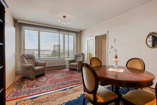 Dit te renoveren dakappartement vlakbij het bekroonde Rivierenhof is gelegen op de 6de verdieping (lift met nog een trap tot aan de bovenste verdieping) bestaat uit: inkom met zeer handige ingemaakte kasten, gezellige leefruimte op parket met toegang tot het dakterras met prachtig panoramisch zicht over Antwerpen, te vernieuwen keuken met aansluitend de aan te pakken badkamer, aan de andere zijde van de inkomhal bevindt zich nog een ruime slaapkamer.<br />Onderaards is er nog een handige kelderberging en een ruime afgesloten garagebox inbegrepen in de prijs! <br />De gemeenschappelijke kosten bedragen +/- 200€/mnd voor syndicus, water, cv, lift, onderhoud, elektriciteit gemene delen, reservekapitaal, enz...<br />Dit appartement is zeer centraal gelegen vlakbij belangrijke invalswegen, Rivierenhof, winkels, openbaar vervoer, fietsostrade, enz...