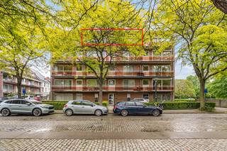 Dit lichtrijke appartement is prima gelegen in een rustige woonwijk met veel groen en nabij openbaar vervoer, verschillende winkels en sportfaciliteiten. Op 5min wandelen staat u op de grote markt en de Bondgenotenlaan!<br /><br />Bestaande uit een inkomhal met een apart toilet, een lichtrijke leefruimte met een schuifraam naar het terras, een uitgeruste keuken, een ruime slaapkamer met een ingebouwde dressingkast en een schuifraam naar het terras, een nachthal met inbouwkasten en een badkamer met een inloopdouche. Gordijnen en verlichting inbegrepen!<br /><br />Op het gelijkvloers zijn een private berging en een gemeenschappelijke fietsenberging voorzien. Naast het gebouw beschikt het appartement over een private autostaanplaats.<br /><br />EPC 154kWh(B-label)! Elektriciteit conform! Asbestveilig!<br /><br />Indien u dit leuke appartement graag bezoekt dan kan u mij steeds bereiken via arnaut@immojanstas.be of 0495292080.<br /><br />Bijkomende info (EPC, bodemattest, elektriciteitsattest, enz...) kan U hier downloaden ↓