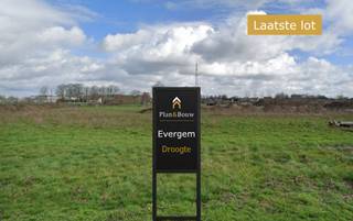 Laatste lot te koop: 695 m²<br />Bouw jouw droomwoning in een rustige en kwalitatieve verkaveling, vlak bij het centrum van Evergem en met een vlotte verbinding naar belangrijke invalswegen.<br />Dit is het laatste beschikbare perceel (Lot 4) binnen dit project en biedt alle ruimte om een woning volledig op maat te realiseren.<br />Voorbeeldwoning – inspiratie voor jouw thuis<br />Op dit perceel werd een hedendaagse voorbeeldwoning ontworpen die perfect inspeelt op comfort, licht en ruimte. Ontvang alle plannen, het lastenboek en ontdek de mogelijkheden.