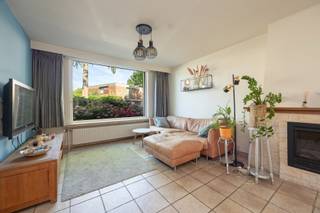 <p>In een rustige woonstraat, maar toch op wandelafstand van winkels, scholen, openbaar vervoer en alle dagelijkse voorzieningen, bevindt zich deze verzorgde en instapklare gezinswoning. Deze woning is de voorbije jaren opgefrist met een vernieuwde keuken en badkamer. Dankzij de praktische indeling en het goede onderhoud kan u hier zonder zorgen meteen uw intrek nemen.<br /><br />INDELING<br />U betreedt de woning via de inkomhal, waarna u toegang krijgt tot de lichtrijke leefruimte voorzien van een sierhaard. Aansluitend komt u in de moderne keuken voorzien van alle toestellen (inductievuur, dampkap, vaatwasser, combi oven, ijskast en diepvries, spoelbak met uitdruip). Een absolute troef is de ruime veranda met prachtig zicht op de tuin. Momenteel is deze ingericht als bureau, maar ze leent zich evengoed als extra leefruimte, speelkamer of hobbyruimte. De grote raampartijen zorgen voor een aangename verbinding tussen binnen en buiten. Achteraan geniet u van een groene tuin met bijzonder weinig inkijk, waardoor u in alle rust kan ontspannen en genieten van de privacy.<br /><br />Op de eerste verdieping vindt u de drie slaapkamers en badkamer. De badkamer werd eveneens vernieuwd en sluit perfect aan bij het hedendaagse wooncomfort, voorzien van een douche, lavabo + meubel en aansluiting voor wasmachine.<br /><br />Verder beschikt de woning over een droge kelder, ideaal voor extra opslagruimte, en een afgesloten fietsenstalling in de voortuin — een praktische meerwaarde voor gezinnen en fietsers.<br /><br />BIJZONDERHEDEN<br />Aluminium schrijnwerk met dubbele beglazing.<br />Nieuwe condensatieketel op gas (2026).<br />Instapklare gezinswoning met vernieuwde keuken en badkamer (2023).<br />Afgesloten fietsenberging in de voortuin.<br />Droge kelder.<br />Groen tuin met veel privacy!<br /><br />Meer informatie en attesten: www.immopoint.be</p>