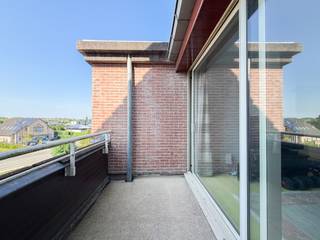 ENERGIEZUINIG 2-SLAAPKAMERAPPARTEMENT met ZONNIG TERRAS en RUIME GARAGEBOX, rustig en STRATEGISCH GELEGEN TE MELLE. Op de 3DE VERDIEPING VAN RESIDENTIE AZALEA geniet u van een lichtrijke woonkamer met groot schuifraam en toegang tot het terras, een ingerichte keuken met praktische berging, 2 VOLWAARDIGE SLAAPKAMERS en een ingerichte badkamer. Met een EPC-SCORE VAN 97 KWH/M² heeft het appartement een ENERGIEZUINIG KARAKTER. De RUIME GARAGEBOX biedt comfortabel parkeren en extra opslagruimte. Dankzij de nabijheid van R4 EN E40, een RECHTSTREEKSE BUSVERBINDING NAAR GENT en het STATION VAN MERELBEKE geniet u van een UITSTEKENDE BEREIKBAARHEID. Ook de GENTBRUGSE MEERSEN liggen vlakbij. Ideaal voor EIGEN BEWONING OF INVESTERING.<br /><br />Adres: Collegebaan 2I bus 8 te Melle<br /><br />G-score en P-score A; Geen renovatieverplichting van toepassing; Bestuursmaatregelen in het maatregelenregister: Neen; Beschikbaar bij akte