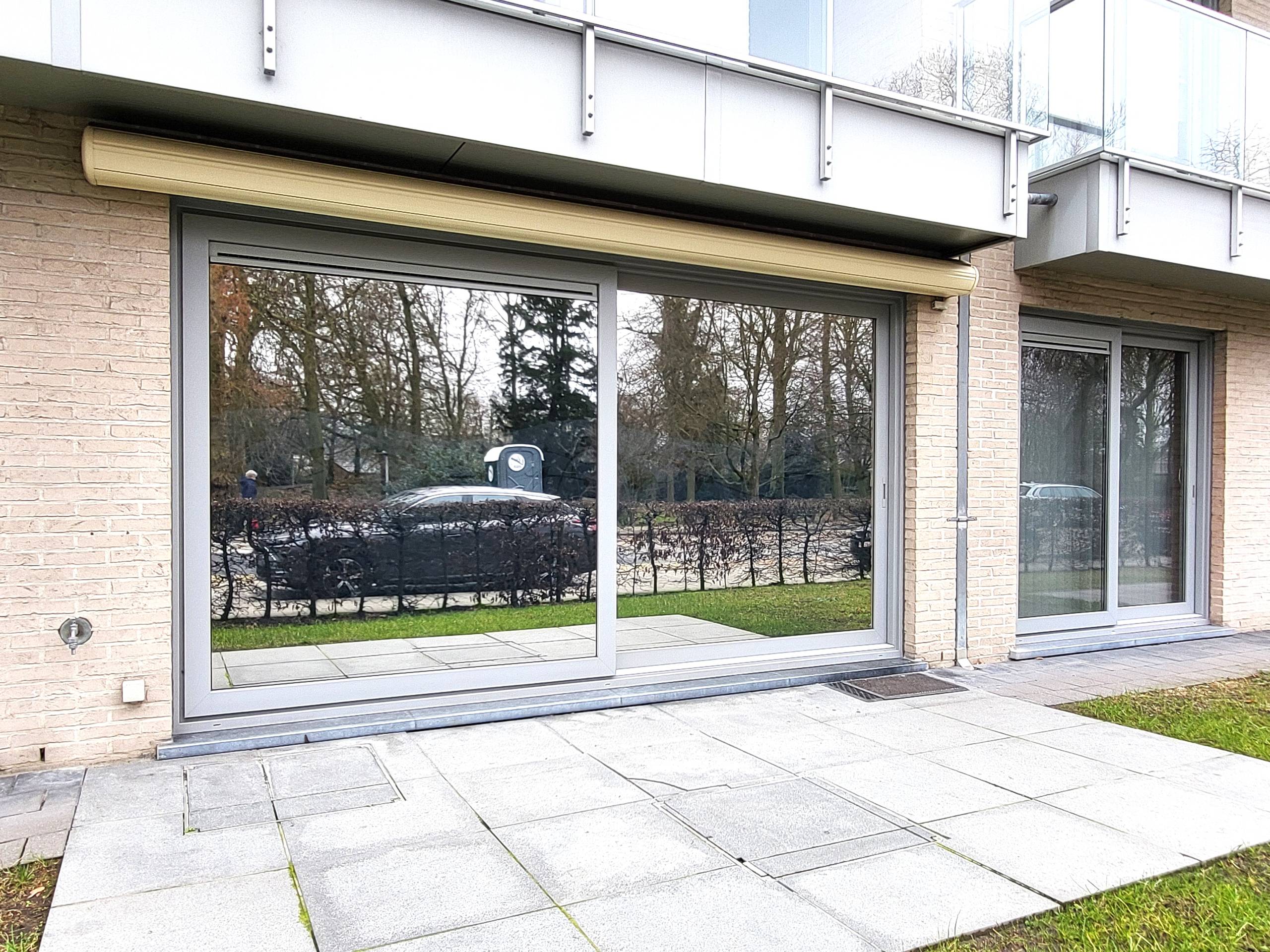 Dit aangename gelijkvloers appartement van bouwjaar 2010 is rustig gelegen in het dorp en biedt comfortabel wonen zonder gemeenschappelijke kosten.  - foto 3