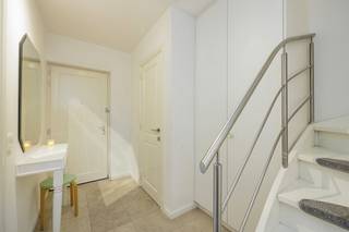 <p>Palton troeven:</p>
<p>- Vier slaapkamers, vijf mogelijk<br />- Rustige ligging op wandelafstand van de dorpskern<br />- Volledig omheinde tuin<br />- Inpandige garage<br />- Gunstige EPC-waarde<br />- Vloerverwarming<br /><br />Welkom bij Joelestraat 8! Gelegen in een prachtige "villa rij" in het hartje van Poppel. Deze ruime instapklare gezinswoning bestaat uit drie verdiepingen. Op het gelijkvloers bevinden zich allereerst de lichtrijke woonkamer en de aangrenzende, volledig ingerichte open keuken voorzien van 5-pits gasfornuis, combi-oven, vaatwasser, dampkap en koelkast. Aan deze keuken grenst een berging en aansluitend is de inpandige garage met sectionaal poort te bereiken.</p>
<p>De tweede verdieping is op een bijzonder efficiënte manier ingericht. Alle 3 de ruime slaapkamers beschikken namelijk over een badkamer ensuite. De badkamer grenzend aan de Master bedroom is uitgerust met douche, ligbad en dubbele wastafel en toilet. En de twee overige slaapkamers (ca. 21 m² & 18 m²) delen een badkamer met douche en dubbele lavabo in meubel.</p>
<p>De derde verdieping bevindt zich op dit moment een polyvalente ruimte welke perfect geschikt is voor bureau, speelkamer of slaapkamer en waar tevens door zijn grote oppervlakte een extra slaapkamer te creeren is. Het dak is goed geïsoleerd (wat zich trouwens ook terug vertaald in de zeer lage EPC score) en door de watervoorziening en afvoer is het zelfs mogelijk een derde badkamer te installeren op deze verdieping.</p>
<p>De tuin is volledig omheind en beschikt over een ruime berging met zolder. waar je in alle privacy op je terras kan vertoeven. De ruime berging beschikt over haar eigen zolder.<br /><br />Bent u opzoek naar fijne gezinswoning woning, ideaal gelegen in het hartje van Poppel? Neem dan snel contact op via Judith@palton.be of bel naar 0032492- 78 31 74.</p>
<p></p>