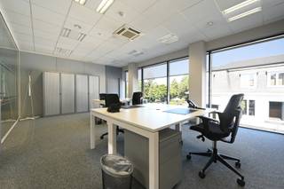 Business Center Adequat biedt een volledig ingerichte kantoorruimte van 34 m² aan, gunstig gelegen langs de Brusselsesteenweg in Melle. Dankzij...