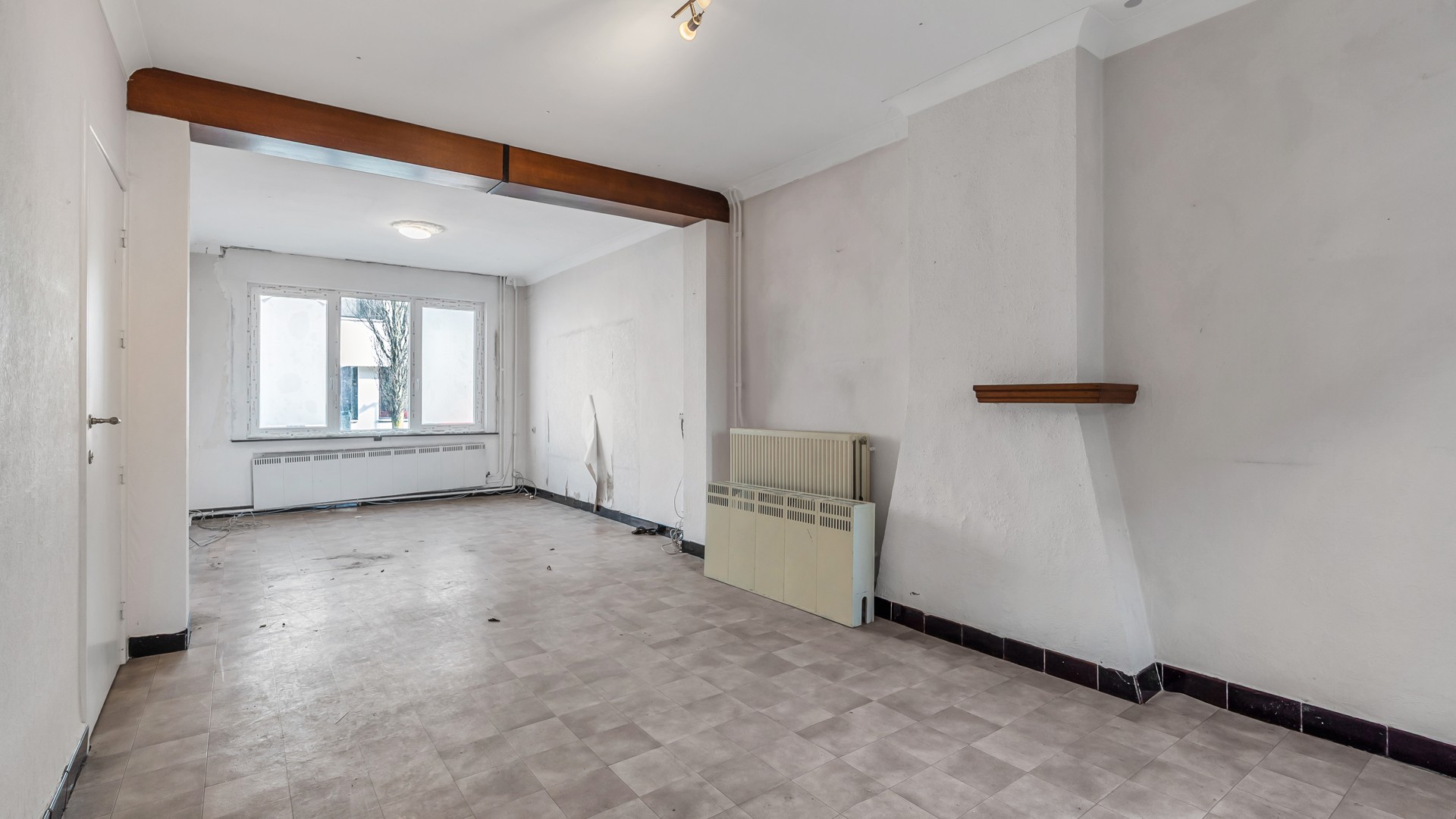TE RENOVEREN WONING MET VEEL MOGELIJKHEDEN OP GUNSTIGE LOCATIE! - foto 4