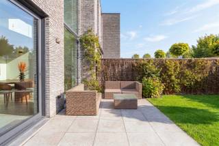 <p><span><span> </span><span>Ontdek deze prachtige moderne <strong>BEN-woning</strong> die comfort, energiezuinigheid en een uitstekende ligging perfect combineert. Deze stijlvolle woning beschikt over <strong>drie volwaardige slaapkamers en twee moderne en hoogwaardig afgewerkte badkamers.</strong></span></span><span></span></p><p><span><span>Hieronder vindt u enkele van de vele troeven van deze topwoning:</span></span></p><p><span><span>-</span><span> </span><span>Lichtrijke en ruime woonkamer dankzij grote raampartijen en open vide</span></span><span><span></span></span></p><p><span><span>-</span><span> </span><span>Inbouwkasten, zowel boven, als beneden</span></span><span><span></span></span></p><p><span><span>-</span><span> </span><span>Hoogkwalitatieve maatwerkkeuken</span></span><span><span></span></span></p><p><span><span>-</span><span> </span><span>Twee luxueuze badkamers afgwerkt in Mortex, met zowel bad als douche</span></span><span><span></span></span></p><p><span><span>-</span><span> </span><span>Hoogwaardige materialen zoals parket en composiet</span></span><span><span></span></span></p><p><span><span>-</span><span> </span><span>Automatische op maat gemaakte gordijnen met vliegenramen</span></span><span><span></span></span></p><p><span><span>-</span><span> </span><span>Inpandige garage met extra bergruimte aansluitend</span></span><span><span></span></span></p><p><span><span>-</span><span> </span><span>Aangelegde tuin met doorgang achteraan</span></span><span><span></span></span></p><p><span><span>-</span><span> </span><span>Apart toilet beneden en boven</span></span><span><span></span></span></p><p><span><span>-</span><span> </span><span>14 zonnepanelen</span></span><span><span></span></span></p><p><span><span>-</span><span> </span><span>Herkeurde installatie voor laadpaalplaatsing aan de voorzijde van de woning (aparte zekeringkast en extra elektrische keuring)</span><span> </span></span><span><span></span></span></p><p><span><span>-</span><span> </span><span>Waterverzachter</span></span><span><span></span></span></p><p><span><span>-</span><span> </span><span>BEN-woning</span></span><span><span></span></span></p><p><span><span>-</span><span> </span><span>Toplocatie nabij alle faciliteiten, enorme bereikbaarheid en toch rustig wonen in deze doodlopende straat</span></span><span><span></span></span></p><p><span><span>-</span><span> </span><span>Aan te kopen met 2% registratierechten ipv 6% of 21% BTW</span></span><span></span></p><p><span><span> </span><span>Gelegen vlakbij het centrum van De Panne en Veurne. Talrijke faciliteiten zoals scholen, winkels en supermarkten bevinden zich in de directe omgeving. Deze woning bevindt zich op wandelafstand van het station, strand, bos en belangrijke uitvalswegen (E40). </span><span> </span></span></p><p><span><span>Een unieke kans voor wie op zoek is naar modern wonen op een uitstekende locatie. Neem vandaag nog contact op voor meer informatie of een bezoek ter plaatse.</span><span> </span></span><span></span></p>