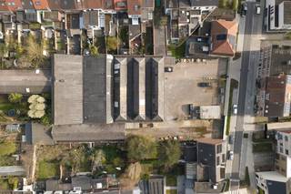 Deze vergunde bedrijfsgrond biedt de mogelijkheid tot het creëren van uniek bedrijfsgebouw van ca. 512 m² met verschillende bestemmingsmogelijkheden.De site combineert ruimte met een uitstekende bereikbaarheid dankzij de nabijheid van de N466 én een vlotte aansluiting richting de R4 en de E40.De grond beschikt over een reeds bekomen verkavelingsvergunning, voor een directe ontwikkelingsmogelijkheid en een aanzienlijke tijdswinst in het traject.Oppervlakte:512 m²Ontwikkelingsmogelijkheid binnen huidige verkavelingsvergunning: - Hybride maakatelier in combinatie met kantoorfunctie, dienstatelier en vrije beroepen- Kantoorfunctie, dienstverlening en vrije beroepen- Detailhandel- Dagrecreatie met inbegrip van sportTroeven:- Vergunde ontwikkelingsgrond (direct realiseerbaar)- Gegeerde ligging nabij groen en natuurgebied- Unieke verweven functie met woonentiteiten- Gemeenschappelijke binnentuin.- Wegenis wordt door verkoper bekostigd. Hebt u interesse in deze vergunde bedrijfsgrond te koop in Gent? Neem contact op via 09 245 35 35 of business.gent@dewaele.com.Bestuursmaatregelen in het maatregelenregister: nee