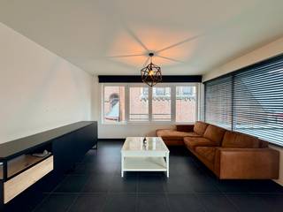 <p>Dit charmante appartement is gelegen op de eerste verdieping aan de Grote Markt in Wevelgem, een bruisende locatie die het stadsleven omarmt. Dankzij de centrale ligging bevinden winkels, horeca en andere voorzieningen zich op wandelafstand.<br /><br />Het appartement beschikt over een ruime leefruimte met aansluitend de keuken. Verder zijn er twee slaapkamers, een badkamer, technische ruimte/wasplaats en een apart toilet.<br /><br />Verder is er vanuit leefruimte en keuken rechtstreekse toegang tot het terras.<br /><br />Tot slot geniet dit appartement over centrale verwarming op aardgas, dubbele beglazing, centrale ligging, hedendaagse afwerking, ...<br /><br /><strong>Goed om weten:</strong><br />Basishuurprijs: €925,-/maand<br />Provisie: €50,-/maand<br />Vrij vanaf heden<br /><br /><strong>Ook wild geworden van deze thuis? <br />Twijfel niet langer en leg vandaag nog uw bezoek vast! </strong></p>