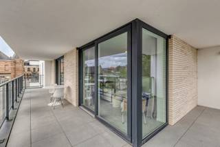 <span><span>In het centrum van Diksmuide bevindt zich dit <strong>instapklare appartement </strong>met<strong> twee slaapkamers</strong>, gelegen op de <strong>eerste verdieping van residentie 'Patersvat'</strong>. Dankzij de uitstekende en centrale ligging bevinden winkels, supermarkten, horecazaken en het openbaar vervoer zich op wandelafstand. Dit energiezuinige appartement is ideaal als eigen woonst én als interessante investering.<br /><br />Met een <strong>bewoonbare oppervlakte van maar liefst 104 m²</strong> biedt dit appartement, gelegen op een leuke hoeklocatie wat resulteert in meer lichtinval, alle ruimte om comfortabel te wonen. De grote raampartijen zorgen voor een <strong>overvloed aan natuurlijk licht</strong>, wat de leefruimtes een aangename en open uitstraling geeft.<br />Via de inkomhal en de brede gang bereikt u het apart gastentoilet met handenwasser. De lichtrijke leefruimte omvat een gezellige zithoek, een ruime eetplaats en een volledig ingerichte open keuken, voorzien van alle nodige toestellen.<br />Vanuit de leefruimte heeft u rechtstreeks toegang tot het <strong>zeer ruime terras van maar liefst 31,6 m²</strong>, waar u volop kunt genieten van het buitenleven en waar voldoende plaats is voor een comfortabele lounge- en eethoek.<br />Verder beschikt het appartement over twee ruime slaapkamers, een badkamer uitgerust met een douche en een lavabomeubel, en een praktische berging met wasplaats waarin alle technieken netjes zijn ondergebracht.<br /><strong>De residentie beschikt bovendien over een gemeenschappelijke fietsenberging. Daarnaast bestaat de mogelijkheid om een autostaanplaats en een afzonderlijke berging aan te kopen (prijs op aanvraag), wat zorgt voor extra comfort en bijkomende bergruimte.</strong><br /><br /><u>Troeven:</u></span></span>
<ul>
<li><span><span>Gunstige hoekligging op de eerste verdieping;</span></span></li>
<li><span><span>Bewoonbare oppervlakte van 104 m²;</span></span></li>
<li><span><span>Instapklaar, volledig afgewerkt en geschilderd;</span></span></li>
<li><span><span>Energiezuinig;</span></span></li>
<li><span><span>Zeer veel natuurlijke lichtinval;</span></span></li>
<li><span><span>Zeer ruim terras van maar liefst 31,6 m²;</span></span></li>
<li><span><span>Twee ruime slaapkamers;</span></span></li>
<li><span><span>Brede inkomhal en gang;</span></span></li>
<li><span><span>Praktische berging met wasplaats;</span></span></li>
<li><span><span>Centrale verwarming op aardgas met radiatoren;</span></span></li>
<li><span><span>Gemeenschappelijke fietsenberging;</span></span></li>
<li><span><span>Mogelijkheid tot aankoop van een autostaanplaats en afzonderlijke berging.</span></span></li>
</ul>
<span><span>Bent u op zoek naar een ruim en instapklaar appartement op een centrale ligging in Diksmuide of wenst u te investeren in kwalitatief nieuwbouwvastgoed? Dan is dit kwalitatieve en volledig afgewerkte appartement een uitstekende opportuniteit.<br />Interesse? Neem contact op met Diksimmo. Bel <strong>051 50 11 51</strong> of mail naar diksmuide@diksimmo.be voor meer informatie of een bezoek ter plaatse.</span></span>