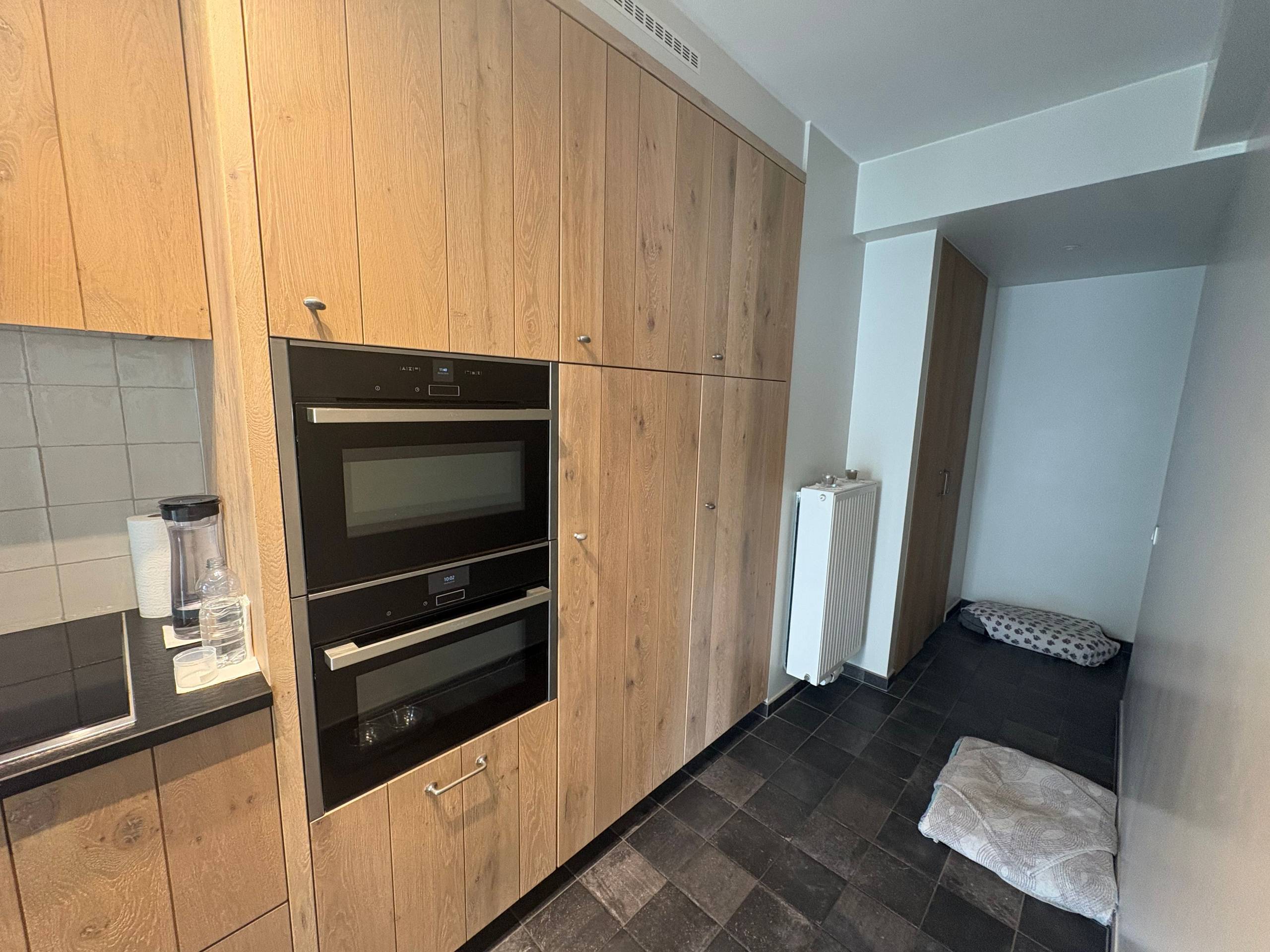 Erg ruim en recent gerenoveerd appartement te huur op de zevende verdieping te Koningsstraat Oostende! - foto 5