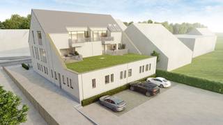 <p><strong>Nieuwbouwresidentie Vitalis – Comfortabel wonen in het hart van Sledderlo, Genk</strong></p>
<p>Residentie Vitalis combineert hedendaags wooncomfort met een centrale ligging in het groene Sledderlo. Deze stijlvolle kleinschalige residentie omvat 4 ruime en energiezuinige appartementen, perfect voor wie houdt van rust, comfort én bereikbaarheid.</p>
<p>Op het gelijkvloers vind je een moderne, multidisciplinaire medische praktijk. Op de eerste en tweede verdieping bevinden zich telkens twee appartementen. De appartementen op de eerste verdieping beschikken over 2 slaapkamers, de bovenste appartementen over 1 slaapkamer. Elk appartement is vlot bereikbaar via een gemeenschappelijke inkom met trap en lift. De afwerking kies je helemaal zelf volgens het verkooplastenboek.</p>
<p>De buitenruimte is slim en praktisch ingericht: een gedeelde tuin, 16 parkeerplaatsen én 4 carports met een aparte fietsenstalling zorgen voor extra comfort. Alles is doordacht aangelegd volgens het ontwerp van de architect, inclusief een mooie groenaanplanting met hagen en lage beplanting.<br /><br /><span><strong>APPARTEMENT 1.1 op de eerste verdieping</strong></span><br />-Bewoonbare oppervlakte: 82m²<br />-Terras: 13m²<br />-2 slaapkamers<br /><br />Vermelde prijs is exclusief carport, registratie, btw en notariskosten.</p>
<p>Met een E-peil van 30 woon je niet alleen stijlvol, maar ook duurzaam. Elk appartement is voorzien van een individuele lucht-water warmtepomp voor verwarming én passieve koeling via vloerverwarming. Er zijn zonnepanelen aanwezig zowel voor de gemeenschappelijke delen als de privé-units.<br /><br />Droom je van een nieuwbouwappartement in een groene omgeving, maar toch vlak bij alle voorzieningen? Dan is Residentie Vitalis zeker een bezoek waard. Wij ontzorgen je ook voor de <strong>verkoop </strong>van je <strong>huidige woning</strong>. Contacteer ons op 011 39 90 50 voor bijkomende informatie.</p>