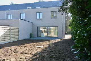 Ruime Nieuwbouwwoning met 4 tot 5 slaapkamers ! Indeling : Inkomhal , apart toilet , woonkamer met deels open keuken , berging . Verdiep :...