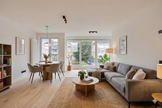 Volledig gerenoveerd appartement met 2 slaapkamers gelegen op de eerste verdieping op 100m van het strand!<br /><br />Het appartement omvat lichtrijke leefruimte, volledig uitgeruste keuken met alle toestellen, 2 slaapkamers, apart toilet, badkamer met inloopdouche en dubbele lavabo, zeer ruim terras aanpalend aan de slaapkamers.<br /><br />Dit appartement is ideaal als vaste bewoning (kopen aan 2% registratierechten), 2de verblijf of als investering om te verhuren!<br />Tal van mogelijkheden. <br /><br /><strong>TROEVEN:</strong><br />Volledig gerenoveerd 2023<br />Kopen onder het stelsel van registratierechten <br />Energiezuinig <br />Lift aanwezig <br />Kelder en fietsenberging beschikbaar!<br /><br /><em>Let op: de foto’s met een sterretje rechtsonder zijn AI-gegenereerd om een beter beeld te geven van de mogelijke inrichting.</em><br />
