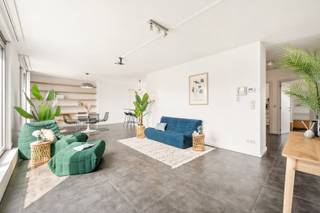Deze instapklare penthouse is gelegen in de Lange Sint-Annastraat, een karaktervolle straat in het hart van Antwerpen, op het kruispunt van het Eilandje, de universiteitswijk en het historische centrum. Stijlvolle winkels, kwalitatieve horeca en culturele hotspots bevinden zich op wandelafstand, net als de Meir, Groenplaats en Grote Markt. Dankzij deze centrale ligging geniet u van het bruisende stadsleven, terwijl u bovenaan het gebouw in alle rust thuiskomt. Zowel openbaar vervoer als belangrijke invalswegen zijn vlot bereikbaar.<br /><br />Het appartement bevindt zich op de bovenste verdieping van een recente en verzorgde residentie. De lichtrijke leefruimte vormt het hart van het appartement en geeft via grote raampartijen toegang tot twee ruime zonneterrassen aan weerszijden. Dit zorgt de hele dag door voor overvloedig natuurlijk licht en een aangenaam panoramisch uitzicht over de stad. Aansluitend aan de leefruimte bevindt zich een aparte bureauruimte, ideaal als thuiswerkplek of in te richten als derde slaapkamer.<br /><br />De keuken is volledig uitgerust met kwalitatieve toestellen en een ruim werkblad, perfect voor wie graag kookt en gasten ontvangt. Verder beschikt het appartement over twee ruime slaapkamers, een modern afgewerkte badkamer met ligbad, inloopdouche en dubbel lavabomeubel, een apart gastentoilet en een praktische (was) berging. <br />Een privatieve kelderberging en gemeenschappelijke fietsenberging zijn inbegrepen. De aankoop van een ondergrondse autostaanplaats is mogelijk.