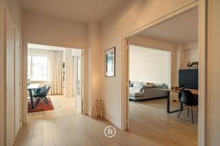 JOURNÉE DE VISITE SAMEDI 28/03 - Veuillez confirmer votre présence.<br /><br />Cet appartement soigneusement rénové et de qualité, d'une superficie habitable d'environ 170 m², est situé sur la Kortrijksesteenweg, dans un emplacement central et facilement accessible. L'appartement est à distance de marche de la gare de Gand-Saint-Pierre et du parc de la Citadelle, et à courte distance du centre-ville et des axes routiers importants.<br /><br />Disposition : spacieux hall d'entrée avec vestiaire, toilettes invités et un débarras séparé. Le salon lumineux se poursuit naturellement dans la salle à manger et un coin bureau spacieux. Grâce à une porte coulissante, le salon et la salle à manger peuvent être entièrement séparés si désiré. La cuisine moderne est équipée de tous les appareils nécessaires et donne accès à une petite terrasse. En outre, l'appartement compte deux chambres à coucher complètes, dont une chambre principale avec salle de bains attenante comprenant un double lavabo, une baignoire et des toilettes. Dans le couloir de nuit, il y a également une pièce supplémentaire (idéale comme chambre d'enfant ou dressing) et une buanderie pratique.<br /><br />La combinaison d'espaces ouverts et lumineux et d'une disposition fonctionnelle crée une expérience de vie agréable et confortable.<br /><br />L'appartement est accompagné d'une cave spacieuse. Un garage fermé peut être acheté en option pour 39 000 €.