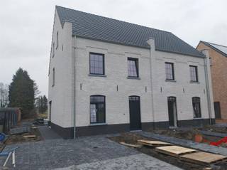 <p><span>Prachtige nieuwbouwwoning van 190 m² op zuid-oost gerichte grond (500 m²)</span></p><p><span>Ontdek deze stijlvolle, energiezuinige woning in lichte gevelsteen met zwarte pannen en strakke zwarte PVC-ramen – een moderne uitstraling in een rustige, groene omgeving.</span></p><p><span>De woning is goed gelegen, ideaal voor wie op zoek is naar rust, ruimte en comfort in een halfopen bebouwing.</span></p><p><span>Indeling</span></p><ul><li><span>Gelijkvloers (70 m²):</span></li><li><span>Inkomhal met apart toilet</span></li><li><span>Ruime, lichtrijke leefruimte van 43 m²</span></li><li><span>Luxe open keuken met kwalitatieve afwerking</span></li><li><span>Aparte berging/wasplaats</span></li><li><span>Verdieping (70 m²):</span></li></ul><p><span>Nachthal</span></p><ul><li><span>Drie ruime slaapkamers</span></li><li><span>Luxe badkamer met ligbad, inloopdouche, dubbel lavabomeubel en apart toilet</span></li></ul><p><span>Zolderverdieping:</span></p><ul><li><span>Overloop, technische ruimte</span></li><li><span>Mogelijkheid tot één grote of twee extra slaapkamers → in totaal vijf slaapkamers, ideaal voor een groot gezin!</span></li></ul><p><span>Comfort &amp; Afwerking</span></p><p><span>Verwarming via warmtepomp, ook voorzien op de slaapkamers</span></p><p><span>Volledig afgewerkte woning – instapklaar bij oplevering</span></p><p><span>De tuin wordt ingezaaid, en de oprit en een terras van 15m² worden eveneens aangelegd.</span></p><p><span>U kan ook in onze modelwoning te Mol een bezoek brengen. Bel 0475 245013.</span></p><p><span> </span></p><p><span> </span></p>