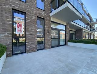 LIGGING:Het appartement is gelegen in Aalter-Brug.Hier bereik je de dorpskern die voorzien is van winkels stapvoets. Tevens geniet u tevens van makkelijke verbindingen naar Aalter/Nevele/Zomergem, het station of de E40. INDELING:Hal - berging met technische installaties - toilet - leefruimte - keuken voorzien van een kookplaat, dampkap, frigo, diepvries, oven, combi-oven, slaapkamer - badkamer met douche, wastafel en aansluiting wasmachine - terras - autostaanplaatsEXTRA INFO:Het appartement is beschikbaar vanaf 01/07/2026.De verwarming is voorzien op basis van gas via radiatoren. Er is ook één zonnepaneel voorzien.Het appartement is volledig geschilderd en voorzien van gordijnen, lampen en vliegenramen. Je kan hier genieten van zalige buitenmomenten bij het grote terras.In de huurprijs is er een ondergrondse autostaanplaats inbegrepen.Bekijk ook even de VR-TOUR die voorhanden is via de website van Dewaele.BEZOEKAANVRAAG:Enkel en uitsluitend via MIJNHUURPROFIEL op de website van Dewaele is er de mogelijkheid om een bezoek aan te vragen voor het appartement.