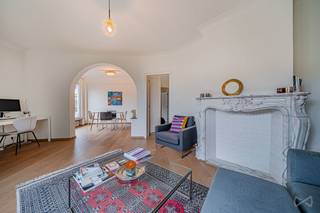 <p><b>Deze zondag 13 september kunt u deze woning exclusief bezichtigen tijdens onze Openhuizendag, van 10u tot 11u. Kom gerust langs, met of zonder afspraak.</b></p>
Info & bezoeken – 02 318 62 66<br /><br />We Invest Bruxelles-Est stelt u met trots dit prachtige, lichtrijke en elegante appartement voor, ideaal voor een eerste aankoop, een koppel, een klein gezin of als kwalitatieve vastgoedinvestering.<br /><br />Dit tweeslaapkamerappartement van 83 m² is ideaal gelegen aan de Elf Novemberlaan 72 in Etterbeek, op de 3de verdieping met lift van een karaktervol gebouw uit 1957.<br /><br />Het appartement bestaat uit een inkomhal van ± 9 m² die toegang geeft tot een lichtrijke woonkamer van ± 31 m², voorzien van een decoratieve open haard en een elegante boog die de ruimte bijzonder veel charme geeft.<br /><br />De recent gerenoveerde, volledig uitgeruste keuken van ± 9 m² is mooi afgewerkt en geeft rechtstreeks toegang tot een balkon van ± 3 m².<br /><br />Het nachtgedeelte bestaat uit twee mooie slaapkamers van ± 15 m² en ± 13 m², beide met parketvloer, en een hedendaagse badkamer van ± 6 m² met ligbad, dubbele wastafel en handdoekradiator.<br /><br />Het appartement beschikt bovendien over PVC-ramen met dubbele beglazing, een videofoon en een kelder.<br /><br />EPC: D en conforme elektrische installatie… Wat wenst u nog meer?<br /><br />Ook qua ligging is het moeilijk om een betere combinatie te vinden in Etterbeek. Het appartement bevindt zich in een bijzonder gegeerde residentiële omgeving, op het kruispunt van drie emblematische wijken: Jubelpark, De Jacht en Thieffry.<br /><br />Op slechts enkele minuten bevindt zich het Jubelpark, een echte groene long in het hart van Brussel, ideaal om te wandelen, te sporten of gewoon van mooie dagen te genieten. In de buurt van De Jacht vindt u een levendige wijk met tal van winkels, supermarkten, restaurants, cafés en alle dagelijkse voorzieningen. Thieffry vervolledigt deze uitstekende ligging dankzij zijn residentiële sfeer en uitstekende verbindingen met de rest van de hoofdstad.<br /><br />Ook de mobiliteit is een van de grote troeven van deze buurt: metro, tram en bus brengen u snel naar het centrum van Brussel, de Europese wijk, Schuman en de verschillende Europese instellingen.<br /><br />Een bezoek meer dan waard!<br /><br />Meer ontdekken? Bekijk alle panden die u exclusief kunt bezoeken op 13 september → https://weinvest.be/fr-BE/search?at=Bruxelles&c=4.35121%2C50.8551&t=place&exclusive=1&src=seo-landing