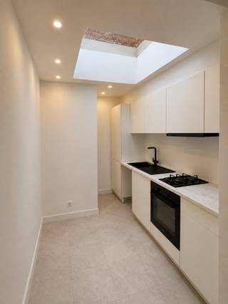In de Kunstenaarstraat in Sint-Amandsberg bevindt zich dit verzorgde en instapklare appartement. Dankzij de praktische indeling, twee volwaardige slaapkamers en de uitstekende ligging vormt dit een interessante opportuniteit voor zowel eigen bewoning als investering.<br /><br />Het appartement beschikt over een lichtrijke leefruimte, een geïnstalleerde keuken, een badkamer en twee ruime slaapkamers. De verzorgde afwerking zorgt ervoor dat u zonder zorgen meteen kunt intrekken.<br /><br />De ligging combineert een aangename woonomgeving met een uitstekende bereikbaarheid. Het centrum van Gent, openbaar vervoer, winkels, scholen en belangrijke invalswegen zoals de E17, E40 en R4 bevinden zich in de onmiddellijke nabijheid.<br /><br />Troeven:<br />• EPC-score C<br />• Mobi-score 9,4/10<br />• 2 volwaardige slaapkamers<br />• Lichtrijke leefruimte<br />• Instapklaar appartement<br />• Uitstekende bereikbaarheid<br />• Interessant als investering of eigen bewoning<br /><br />Voor meer informatie of een bezoek, contacteer Thomas via 0474 26 27 58 of via info@vicusvastgoed.be.