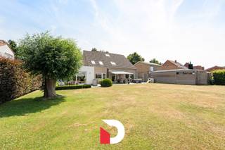 Vrijstaande woning gelegen te Sint-Kruis (Brugge), op een optimale uitvalsbasis richting Brugge & Damme en omgeving, en vlakbij winkels, openbaar vervoer, ontspanning, enz. Het eigendom is ingeplant op een perceel van maar liefst 1.149m², en beschikt over een fraaie tuin dewelke zicht biedt op de mooie en open agrarische omgeving. <br /><br />De volledig instapklare woning beschikt enerzijds over een ruime inkomhal, een lichtrijke L-vormige leefruimte met zitgedeelte en eetplaats, een grote keuken met inbouwtoestellen en bijkeuken, 5 ruime slaapkamers, een badkamer (met bad en douche), een dressingruimte en zolder. Naast de woning is er ook een grote oprit, dewelke uitgeeft op een zeer praktisch garagebouw van ca. 30m² groot.<br /><br />Daarnaast is er op het gelijkvloers ook een kantoor-/praktijkgedeelte met aparte inkom, wat de woning ideaal maakt voor een combinatie van wonen & werken. <br /><br />Daarenboven bevindt zich aan de rechterzijde op het gelijkvloers een extra woon-eenheid, dewelke ingericht is als een (volledig instapklaar) 1slk-appartement, waardoor dit eigendom ook in aanmerking komt als kangoeroewoning, of als eventuele extra professionele ruimte, ontspanningsruimte, enz. <br /><br />Kortom: Een bijzonder veelzijdige en verrassend ruime woning die ook ruimte biedt voor professionele activiteiten, kangoeroewoning en/of ontspanningsmogelijkheden, en met een ruime tuin met prachtige zichten op de landelijke omgeving, en dit alles op een bijzonder goede uitvalsbasis nabij Brugge.