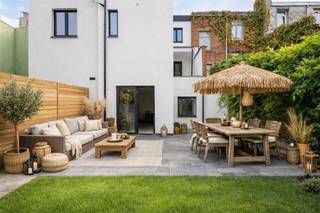  Rez de chaussée- hall d'entrée- toilettes séparées avec lave-mains- salon- cuisine entièrement équipée avec salle à manger- jardin de ville agréable...