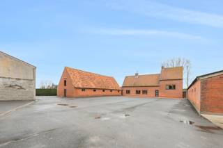 Deze hoeve bevindt zich in Wulpen, een deelgemeente van Koksijde. Dankzij de snelle aansluiting op de E40 geniet je van een vlotte...