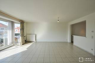 <p>Dit ongemeubeld, goed onderhouden tweeslaapkamerappartement is gelgen in de Koningslaan. Het appartement geniet van veel natuurlijk lichtinval en een open zicht op de villa's en het Zegemeer. Inclusief een garagebox in het gebouw!<br /><br />Indeling: ruime inkomhal met gastentoilet en aparte berging. Open leefruimte met een gevelbreedte van maar liefst 6m. Aansluitend aan de woonkamer is de halfopen geïnstalleerde keuken voorzien van een vaatwasmachine, koelkast met diepvriesvakje, oven en kookplaat. Er is veel bergruimte in de keuken en ruimte om een ontbijttafel te zetten. Beide slaapkamers zijn voorzien van rolluiken en hebben ingemaakte kasten. Elke slaapkamer heeft toegang tot het balkon aan de achterkant van de residentie. Slaapkamer 1 heeft aansluitend een badkamer met ligbad, dubbele wastafel en een toilet. Slaapkamer 2 heeft een douchekamer met douchecel en wastafel. Er is aansluiting voor een wasmachine in de doucekamer. <br />Er is een uitzonderlijk ruime kelder en een fietsenstalling in het gebouwen, gelegen op -1. <br /><br />De huurprijs is inclusief een makkelijke bereikbare, gesloten garagebox, gelegen op het gelijkvloers in de residentie.<br />Afmetingen: lengte: 6m10, breedte op het smalste punt: 2m35, breedte op het breedste punt: 2m90.<br /><br />De gemeenschappelijke onkosten zijn inbegrepen in de huurprijs. Het appartement is onmiddellijk beschikbaar.</p>
<p>Contacteer ons voor meer informatie of een bezoek ter plaatse via 050 66 20 20 of via info@immofevery.be!</p>