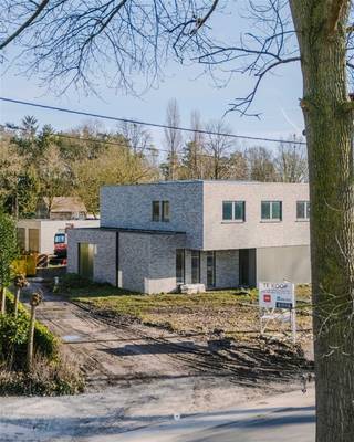 <p><span>SINT-NIKLAAS - </span><span>In deze residentiële omgeving, genesteld in het groene binnengebied tussen Sint-Niklaas en Temse-Velle kan u deze laagbouw half-open koppelvilla terugvinden. Deze woning is reeds gebouwd en wordt naar uw smaak worden afgewerkt.</span></p><p><span> </span></p><p><span>De woning wordt </span><span>CASCO verkocht</span><span> - afwerking nog volledig zelf te bepalen!</span></p><p><span> </span></p><p><span>We zetten enkele troeven op een rij:</span></p><p><span>- Laag-energiewoning</span><span> E-peil <10 </span><span>!<br />- inclusief</span><span> geothermische vloerverwarming </span><span>en koeling, 12 zonnepanelen,...<br />- ruime, vrijstaande garage met toegang naar de tuin<br />- residentiële locatie op een boogscheut van centrum Sint-Niklaas</span></p><p><span> </span></p><p><span>De woning is als volgt ingedeeld:</span></p><p><span>Ruime inkomhal met vestiaire en gastentoilet, trap in natuursteen naar de eerste verdieping, toegang tot de riante berging van maar liefst 15.9 m².<br />De leefruimte met open keuken is riant en lichtrijk dankzij ramen langs drie zijden. Hierdoor geniet u van een onbelemmerd uitzicht op zowel achtertuin als op de ruime voortuin (en de weilanden aan de overzijde van de straat).</span></p><p><span>Op de eerste verdieping vinden we een ruime nachthal met bureauhoek, een apart toilet en een badkamer met voorzieningen voor ligbad, inloopdouche en een dubbele lavabo. Er zijn in totaal drie slaapkamers.</span></p><p><span> </span></p><p><span>Achteraan in de tuin is er een ruime garage van maar liefst 8.3 meter diep, die hierdoor zowel dienst kan doen als autobergplaats en als tuin- en fietsenberging.</span></p><p><span>Dankzij de strakke architectuur van Architect Serge Chiapparo, het gebruik van de meest vooruitstrevende technieken en een hoge afwerkingsgraad zal het bijzonder aangenaam vertoeven zijn in deze laagbouw halfopen-villa.</span></p><p><span> </span></p><p><span>De aankoop komt in aanmerking voor de toepassing van het 6% BTW tarief. </span></p><p><span> </span></p><p><span>Wenst u meer informatie en een bezoek? Neem dan snel contact op met Axel Lenaerts makelaars, wij begeleiden u graag bij de aankoop van uw droomwoning.</span></p><p><span> </span></p>