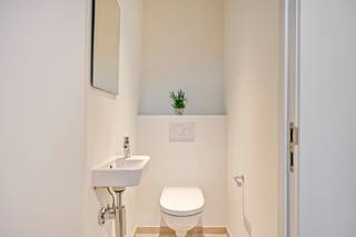 Landelijke halfopen nieuwbouwwoning op 310m2 met westelijke tuin, grote oprit en carport. Op het gelijkvloers is er een inkom met gastentoilet, een ruime en lichtrijke woonkamer met open keuken en praktische berg/wasplaats. Op de eerste verdieping zijn er 3 slaapkamers, een dressing en een badkamer met bad en douche. De praktische zolder is toegankelijk met volwaardige trap. zo kan u deze gebruiken als bureau, 4 de slaapkamer of praktische extra berging. de woning is volledig af en onmiddellijk instapklaar. Bezoekje? 0497 588 888 of contact@huysmanbouw.be
