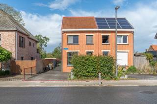 <span>Instapklare 3 slaapkamerwoning met bureau en tuin te Turnhout</span><br /><span>EPC: l</span><span>abel B | 3 kamers + 4de kamer als bureau/dressing | Tuin</span><br /><br /><span>Omschrijving:</span><br /><span>Deze instapklare </span><span>woning betreden we v</span><span>ia de inkomhal met gastentoilet en toegang tot de leefruimte.</span><br /><span>De lichtrijke woonkamer omvat een eetkamer, ruime zitkamer en charmante open keuken. De keuken is voorzien van een gasvuur, dampkap, oven, combi-oven, koelkast, diepvries en vaatwasser. Aansluitend vinden we de badkamer, dewelke uitgerust is met een ligbad, douche, badkamermeubel met dubbele wastafel en een toilet. Alsook de wasplaats is hier zeer praktisch in verwerkt.</span><br /><br /><span>Op de eerste verdieping vinden we 3 kamers, waarbij de ruimste kamer via een vaste trap toegang biedt tot een 4de zolderkamer. Ideaal als bureau, dressing of hobbyruimte. Alsook een praktische keldere ontbreekt hier niet!</span><br /><br /><span>Bijzonderheden:</span><br /><span>- EPC: B-label</span><span><br /></span>- Elektrische keuring conform!<br />- Asbestveilig<br /><span>- 3-4 kamers</span>