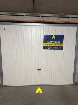 Box de garage fermé nr 30 situé dans la résidence Calmeyn au sous-sol (-1).<br /><br />Dimensions :<br />Largeur : 2,80 m<br />Longueur : 5,60 m