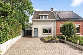 <p><strong>Charmante halfopen bebouwing op perceel van 670 m² nabij centrum Sint-Lenaarts</strong></p>
<p>Op zoek naar een verzorgde woning met een ruime leefruimte en veel buitenruimte en een uitstekende ligging? Deze goed onderhouden halfopen bebouwing bevindt zich langs een verbindingsweg nabij het centrum van Sint-Lenaarts, op een mooi perceel van 670 m².</p>
<p>Alle dagelijkse voorzieningen zoals winkels, scholen en openbaar vervoer bevinden zich op ongeveer 1 km afstand. Bovendien geniet u van een vlotte verbinding naar de E19 Antwerpen–Breda en het station Noorderkempen, beide op slechts enkele minuten rijden.</p>
<p><strong>Samenstelling</strong></p>
<p><strong>Gelijkvloers</strong></p>
<p>Via de inkomhal betreedt u de woning. De gezellige leefruimte van ca. 34 m² vormt samen met de ruime leefkeuken van ca. 35 m² het hart van de woning. De keuken is uitgerust met een keramische kookplaat, dampkap en oven en geniet dankzij vier vernieuwde lichtkoepels van een aangename natuurlijke lichtinval. Aansluitend bevindt zich een sas met apart gastentoilet en een moderne badkamer voorzien van een wastafelmeubel en een inloopdouche.</p>
<p><strong>Verdieping</strong></p>
<p>De nachthal geeft toegang tot een praktische zolderberging via een vlizotrap, een kinderkamer en de ruime hoofdslaapkamer met dressing. Vanuit deze slaapkamer bereikt u de 3e slaapkamer, die eveneens perfect kan dienen als bureau of hobbyruimte en voorzien is van handige inbouwkasten.</p>
<p><strong>Buitenruimte en bijgebouwen</strong></p>
<p>De woning beschikt over diverse praktische bijgebouwen en aangename buitenruimtes.</p>
<p>Links van de woning bevindt zich een garage met geautomatiseerde sectionaalpoort, met aansluitend een bergplaats.</p>
<p>Via het schuifraam in de keuken bereikt u het ruime overdekte terras van ca. 50 m², ideaal om het hele jaar door van het buitenleven te genieten. Achter dit terras bevindt zich nog een ruime tuinberging van ca. 30 m².</p>
<p>Daarnaast beschikt de woning over een open terras van ca. 60 m² en een onderhoudsvriendelijke tuin met speelgazon, waar kinderen naar hartenlust kunnen ravotten.</p>
<p>Aan de voorzijde zorgt de oprit voor voldoende parkeergelegenheid.</p>
<p><strong>Troeven</strong></p>
<p>✔ Perceel van 670 m²<br />✔ Goed onderhouden woning<br />✔ Ruime leefkeuken met veel lichtinval<br />✔ 3 slaapkamers / mogelijkheid bureau<br />✔ Garage en diverse bergingen<br />✔ Overdekt terras van ca. 50 m²<br />✔ Open terras van ca. 60 m²<br />✔ Vlotte verbinding naar E19 en station Noorderkempen<br />✔ Nabij winkels, scholen en openbaar vervoer</p>
<p>Een ideale gezinswoning voor wie comfortabel wil wonen met alle voorzieningen binnen handbereik.</p>
<p>Contacteer ons gerust voor meer informatie of een bezoek ter plaatse.</p>