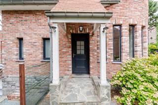 <p><strong>Karaktervolle halfopen woning in Machelen met tuin en drie slaapkamers</strong>.<br /><br />Deze charmante woning uit de periode 1919-1930 combineert authentieke elementen met een praktische indeling en een aangename residentiële ligging in Machelen. De woning beschikt over drie volwaardige slaapkamers, waardoor ze ideaal is voor gezinnen of wie extra ruimte zoekt. Dankzij de gezellige leefruimtes en de tuin van 200 m² geniet je hier van een fijne woonomgeving met vlotte verbinding naar invalswegen. Een karakterwoning met potentieel en een warme uitstraling.<br /><br /><u><strong>Belangrijkste ruimtes:</strong></u><br />• Inkomhal (7 m²) met toegang tot de leefruimtes<br />• Woonkamer (16 m²) met authentieke sfeer<br />• Living (15 m²) en aparte eetkamer (15 m²)<br />• Keuken (10 m²) met praktische indeling<br />• Badkamer (4,4 m²)<br />• Drie slaapkamers van 12 m², 10,5 m² en 8,7 m²<br />• Nachthal (8,4 m²)<br />• Zolder (19,4 m²) met extra opbergmogelijkheden<br />• Kelder<br />• Tuin van 200 m²<br /><br /><u><strong>Troeven:</strong></u><br />• Unieke karakterwoning met authentieke elementen<br />• Drie volwaardige slaapkamers<br />• Elektrische keuring conform<br /><br /><span><span><span><span><span><span>Meer informatie of een bezoek met Margaux Mulkers? Contacteer ons via +3223351115</span></span></span></span></span></span><br />JOUW DROOMHUIS. ZO GEVONDEN!</p>