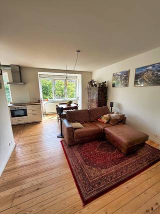 Ben je op zoek naar een gezellig en instapklaar appartement in Mortsel? <br /><br />Het appartement is gelegen op de eerste verdieping en ligt op een absolute toplocatie, op wandelafstand van het openbaar vervoer.<br /><br />Bij het binnenkomen valt meteen het lichtrijke salon op, waar de grote ramen voor superveel daglicht zorgen. Er ligt overal een mooie, warme originele parketvloer die doorloopt tot in de twee slaapkamers. Heel praktisch is dat zowel de badkamer als het toilet apart zijn. De keuken is volledig ingericht.<br /><br />Buiten geniet je van een gezellig, vergund terras van 10m². Daarnaast is het appartement met een EPC-label B erg energiezuinig en is er een handige en droge private kelder aanwezig voor extra opbergruimte. Het dak werd in 2025 volledig gerenoveerd.<br /><br /><br /><br />Indeling:<br /><br />- Ruime living<br /><br />- Volledig geïnstalleerde keuken<br /><br />- Badkamer met ligbad en lavabo<br /><br />- Apart toilet<br /><br />- Slaapkamer 1<br /><br />- Slaapkamer 2<br /><br />- Terras<br /><br /> <br /><br />Bijzonderheden:<br /><br /> <br /><br />- 68m² (cfr.EPC)<br /><br />- EPC-label B<br /><br />- Elektriciteit conform<br /><br />- Geen asbest<br /><br />- CV op gas<br /><br />- Dubbele beglazing met PVC<br /><br />- Kleinschalig gebouw = lage kosten €75<br />