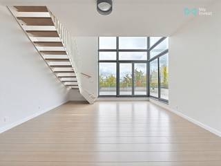 <h2><strong>TE KOOP – Prachtig deluxe duplex-penthouse met 2 slaapkamers en terras van 40 m² | Avenue Roger Lallemand – Elsene</strong></h2>
<p>📍 <strong>Adres:</strong> Avenue Roger Lallemand 3 – 1050 Elsene</p>
<p>Ontdek dit <strong>deluxe duplex-penthouse</strong>, uitzonderlijk licht en ruim, gelegen in een <strong>recent gebouw (bouwjaar 2018)</strong> met <strong>lift</strong>, in een <strong>rustige en groene woonwijk van Elsene</strong>.</p>
<p>Het penthouse onderscheidt zich door een <strong>indrukwekkend raamwerk van 3 meter hoog</strong>, dat zorgt voor <strong>maximale lichtinval</strong>, een <strong>onbelemmerd uitzicht op het groen</strong> en een <strong>absolute rust</strong> — een zeldzame vondst op de Brusselse vastgoedmarkt.</p>
<p>🏡 <strong>Beschrijving van het pand</strong></p>
<ul>
<li>
<p>Duplex-penthouse van ±120 m² bewoonbare oppervlakte</p>
</li>
<li>
<p>Lichte woonkamer met salon en eetgedeelte, uitgevend op het terras</p>
</li>
<li>
<p><strong>Grote raampartij (3 m hoog)</strong> met uitzicht op bomen en groene omgeving</p>
</li>
<li>
<p>Volledig ingerichte open keuken</p>
</li>
<li>
<p>2 ruime slaapkamers</p>
</li>
<li>
<p>1 badkamer en 1 douchekamer</p>
</li>
<li>
<p>Aparte wasruimte</p>
</li>
<li>
<p><strong>Airconditioning op beide verdiepingen</strong> voor optimaal comfort</p>
</li>
<li>
<p>Elektriciteit conform</p>
</li>
<li>
<p><strong>EPC: B- (zeer energiezuinig)</strong></p>
</li>
<li>
<p><strong>Lage gemeenschappelijke kosten: ±275 €/maand</strong></p>
</li>
<li>
<p><strong>Zonnig terras van 40 m²</strong> met open uitzicht en ideale oriëntatie</p>
</li>
</ul>
<p>🚗 <strong>Parking</strong><br />Mogelijkheid om <strong>2 binnenparkeerplaatsen</strong> aan te kopen aan <strong>35.000 € per stuk</strong></p>
<p>🌟 <strong>Troeven</strong></p>
<ul>
<li>
<p>Recent en uitstekend onderhouden gebouw (2018)</p>
</li>
<li>
<p>Ruime indeling en hoogwaardige afwerkingen</p>
</li>
<li>
<p>Uitzonderlijk veel licht dankzij het XXL-raamwerk</p>
</li>
<li>
<p>Rustige ligging met zicht op groen</p>
</li>
<li>
<p><strong>Op wandelafstand van het metrostation</strong> en openbaar vervoer</p>
</li>
<li>
<p><strong>Dicht bij de VUB, de Europese School en de autosnelweg richting Luxemburg</strong></p>
</li>
<li>
<p><strong>Zuidgericht terras</strong>, zeldzaam op de Brusselse markt</p>
</li>
</ul>
<p>📆 <strong>Te bezoeken zonder uitstel!</strong><br />Dit <strong>deluxe duplex-penthouse te koop in Elsene (Avenue Roger Lallemand)</strong> combineert <strong>modern design, hoog comfort en een toplocatie</strong>. Een unieke kans voor wie op zoek is naar een recent pand met terras en uitzonderlijke lichtinval.</p>
<p>📞 <strong>Info & bezoeken op afspraak:</strong><br />👉 <strong>Olivier Halleux – We Invest Brussel-Europa</strong><br />📲 +32 486 688 625 | 📧 olivier.halleux@weinvest.be<span></span></p>
<p>🔎 Ontdek al onze appartementen en penthouses te koop in Brussel op 👉 www.weinvest.be</p>