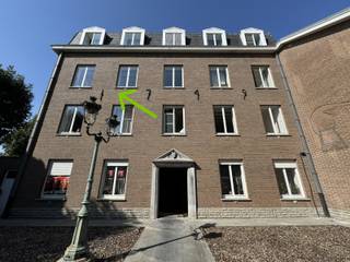 Immo Pické biedt U dit gunstig gelegen appartement (in centrum van Lembeek) op de tweede verdieping aan bestaande uit een woonkamer, een nachthal,...