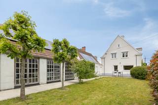 Deze eigendom wordt aangeboden via de Pre-sale formule. Op woensdag 03/06/26 tussen 17u en 19u en op zaterdag 06/06/2026 tussen 10u en 12u kan u de woning op afspraak komen bezichtigen en een bod uitbrengen. De vermelde prijs is een instelprijs.Statige villa met ruim bijgebouw op een zuidgericht perceel van 832 m², strategisch gelegen tussen het centrum van Rumbeke en Roeselare. Vlot bereikbaar en vlakbij Sterrebos, winkels, AZ Delta en sterrenrestaurant Boury. Bent u op zoek naar een villa te koop in Roeselare met veel ruimte, mogelijkheden en een groot bijgebouw? Deze vrijstaande woning langs de Rumbeeksesteenweg garandeert een degelijke basis met een uitstekende ligging en tal van gebruiksmogelijkheden en invullingen.De villa beschikt over dubbele beglazing, dakisolatie en spouwisolatie. Dankzij het EPC-label B en de aanwezigheid van zonnepanelen (vermogen van 2,62 kWp + groenestroomcertificaten tot 2031) geniet u bovendien van een energiezuinige woning.Indeling van de woning te koop:- Gelijkvloers (ca. 108 m²):* Inkomhal / traphal* Ruime woonkamer met parketvloer en open haard in cortenstaal* Ingerichte keuken* Apart toilet* Stoomdouche met technische ruimte- Verdieping (ca. 101 m²):* Nachthal* Vier ruime slaapkamers* Badkamer met ligbad, douche toilet en lavabomeubel- Zolder (ca. 60 m²):* Bereikbaar via schuiftrap, voorzien van dakramen en ingericht met ingemaakte kasten: ideaal als hobby-, speel- of bergruimte- Kelder (ca. 58 m²):* Praktische extra bergruimteEen bijzondere meerwaarde van deze eigendom is het ruime bijgebouw met tal van mogelijkheden. Achterliggend de gemetste garage met zolderverdieping staat een aangebouwde structuur die zorgt voor een aanzienlijke extra oppervlakte. Ideaal voor meerdere voertuigen, stockage, atelier, hobbyruimte of een zelfstandige activiteit.- Buitenruimte:* Aangename voortuin met oprit met meerdere parkeerplaatsen en achteraan een afgesloten zuidgerichte afgesloten groene oase.Extra: * 15.000 liter regenwater* gevel recent gekaleid en voorzien van een hydrofuge laagDeze villa geniet van een centrale strategische ligging tussen het centrum van Rumbeke en Roeselare. Het Sterrebos bevindt zich op wandelafstand en ook winkels, zoals de Colruyt, openbaar vervoer en AZ Delta liggen in de directe omgeving. Dankzij de vlotte verbinding naar de autosnelweg combineert deze eigendom bereikbaarheid met comfortabel wonen.Bent u op zoek naar een villa te koop in Roeselare met een groot bijgebouw, veel potentieel en een uitstekende ligging? Dan is deze eigendom absoluut een bezoek waard!De eigendom wordt aangeboden via de Pre-sale formule. Op 06/06/2026 tussen 10:00 en 12:00 kan u de woning op afspraak komen bezichtigen en een bod uitbrengen. De vermelde prijs is een instelprijs. Voor meer info, gelieve contact op te nemen met de dossierverantwoordelijke.Bestuursmaatregelen in het maatregelenregister: nee