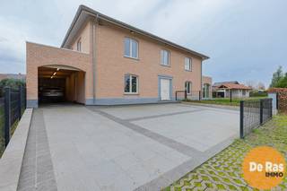 EERSTE BEZOEKDAG ZONDAG 21 DECEMBER VAN 10u TOT 14u (ENKEL OP AFSPRAAK!)<br /><br />Wetteren – Deze zeer verzorgde open bebouwing ligt op wandelafstand van het centrum en biedt een uitzonderlijke combinatie van ruimte, comfort en een centrale ligging. De woning beschikt over een royale bewoonbare oppervlakte, ideaal voor wie op zoek is naar een comfortabele en energiezuinige thuis.<br /><br />Op het gelijkvloers bevinden zich een aparte inkomhal met gastentoilet en vestiaire, een bureel dat ook als slaapkamer kan dienen, een eerste badkamer, een ruime en lichtrijke woonkamer die naadloos aansluit op de grote en volledig geïnstalleerde keuken, een bergruimte en een praktische bergkelder. De eerste verdieping omvat vier slaapkamers, een dressing, een verzorgde tweede badkamer en een technische ruimte. Daarnaast is er nog een ruime stapelzolder aanwezig.<br /><br />De woning is uitgerust met moderne technieken zoals vloerverwarming (d.m.v. warmtepomp), buffervat, zonnecollectoren, zonneboiler, domotica, ventilatiesysteem D+ en driedubbele beglazing. Dit alles zorgt voor een hoog wooncomfort en een energiezuinige leefomgeving.<br /><br />Buiten geniet je van een volledig omheinde tuin met een ruim terras, een dubbele garage en extra parkeergelegenheid aan de voorzijde. Scholen, winkels, openbaar vervoer, het station, invalswegen en de E40 bevinden zich in de onmiddellijke nabijheid.<br /><br />Kortom, deze woning vormt een unieke kans voor wie zorgeloos en centraal wil wonen in een kwalitatieve en instapklare omgeving.<br /><br />Voor meer info of bezoek: 053/60.65.60.<br /><br />De vermelde prijs is een richtprijs. Na ontvangst van de biedingen beslist de verkoper of hij/zij verkoopt aan het beste bod. De richtprijs is niet bindend.