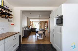<p>Bent u op zoek naar een instapklare, moderne en energiezuinige woning op een uitstekende locatie? Dan is dit karaktervol huis in Nazareth precies wat u zoekt.</p>
<p>Deze in 2005 vernieuwde woning geniet van een topligging op wandel- en fietsafstand van het station van Nazareth, winkels en scholen. Bovendien zorgt de vlotte verbinding met de belangrijke invalswegen voor een uitstekende bereikbaarheid.</p>
<p>INDELING<br />De woning omvat een inkomhal met apart gastentoilet, gevolgd door de ruime en lichtrijke leefruimte met volledig geïnstalleerde open keuken. Dankzij de grote raampartijen geniet u hier van een aangename lichtinval en een directe verbinding met de tuin. Aansluitend bevindt zich een praktische berging die tevens dienstdoet als wasplaats.</p>
<p>Op de verdieping vinden we een in 2022 vernieuwde moderne badkamer met ligbad en toilet. Er zijn twee volwaardige slaapkamers. Eén kamer geeft toegang tot de mezzanine, die momenteel dienstdoet als berging maar perfect kan worden ingericht als slaapgedeelte.</p>
<p>Buiten vormt de tuin zonder twijfel een absolute troef. Hier geniet u van de rust en een aangenaam open zicht, waardoor het de ideale plek is om te ontspannen en te genieten van het buitenleven.</p>
<p>Vermelde oppervlakten zijn louter informatief en niet bindend.</p>
<p>Voor meer informatie of een bezoek, contacteer Lisse:<br />0477 17 19 12 – lisse@cornelis-goeman.be</p>