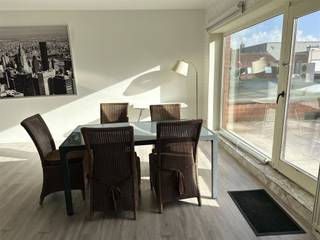 Heel ruim appartement (238m2!) vlakbij strand, openbaar vervoer en winkels. Gelegen op 1ste, 2de en 3de verdieping (geen lift). Indeling: (1ste)...